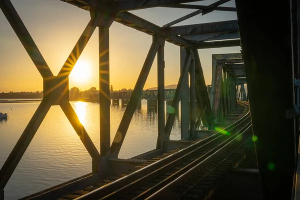 Estrutura Linhas Ponte Ferroviária Silhueta Nascer Sol — Fotografia de Stock