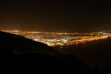 Wellington Yeni Zelanda 'daki Newlands tepelerinden Petone kentsel gece lambaları