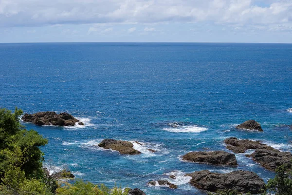 Drsné Skalnaté Pobřeží Výhled Obzor Východním Pobřeží Zálivu Hojnosti Nový — Stock fotografie