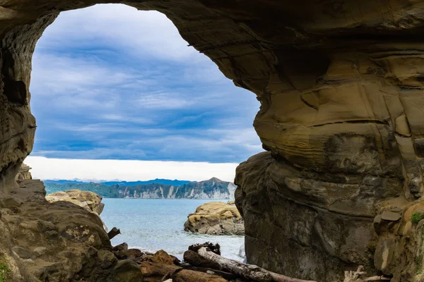 通过长城旅游胜地和新西兰东海岸地标洞的托拉加湾蓝水 — 图库照片