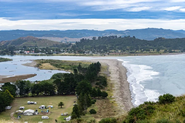 トラガ湾の海岸と東海岸北島の丘の上から河口の眺めニュージーランド — ストック写真