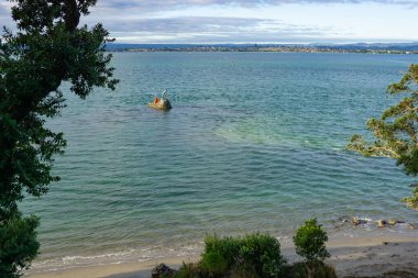 Tangaroa, Deniz Tanrısı, Yeni Zelanda 'nın Tauranga limanının girişinde heykel..