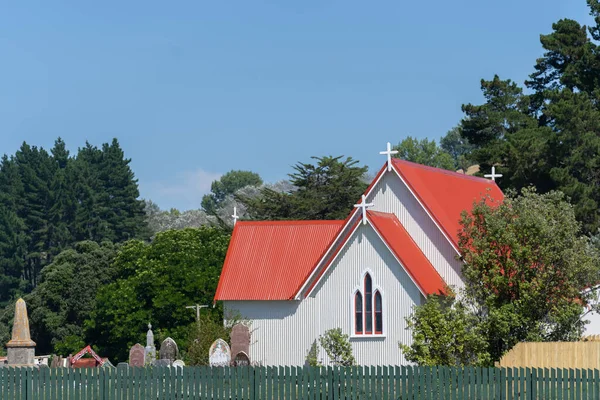 Tradition Église Blanche Style Architectural Avec Toit Rouge Cimetière Démarquant — Photo