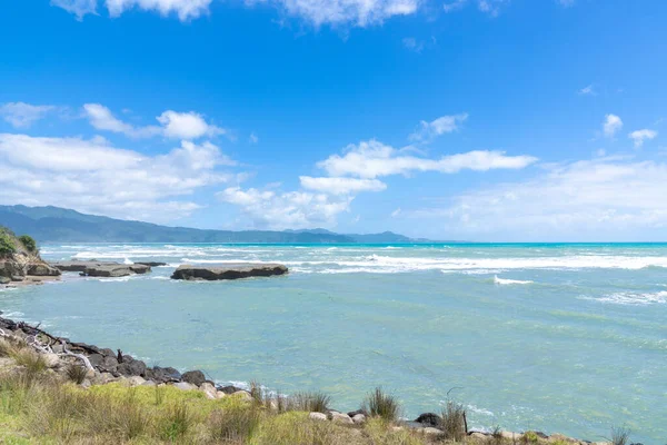 Teararoaの白い雲と青空の下で風の強い条件での荒波の東海岸の景色 — ストック写真