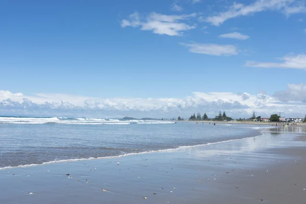 ニュージーランド北島のワイヒビーチ海岸沿いのビーチの長いストレッチ — ストック写真