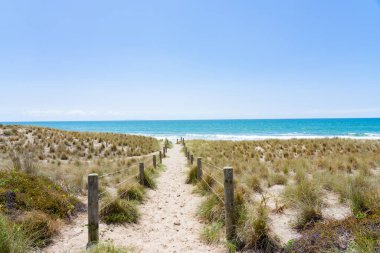 Papamoa, Maunganui Dağı 'ndaki kum tepelerinden sahile ve denize giden yol.