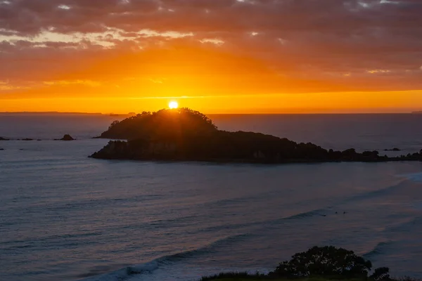 Golden Glow Sun Rises Distant Horizon Illuminating Coastline Shore Island — Stock Photo, Image