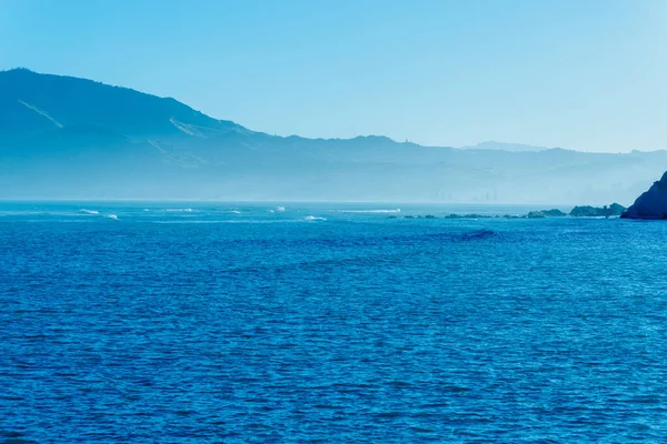 Сцена Через Залив Тохтару Солнце Заходит Высвечивает Морскую Дымку Отдаленными — стоковое фото