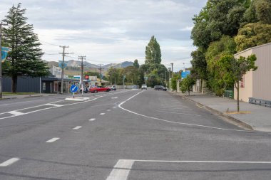 Tolaga Körfezi Yeni Zelanda - 6 Şubat 2022; Devlet Karayolu 35 ve Yeni Zelanda 'nın küçük bir kasabasından geçen binalar düşüşte.,