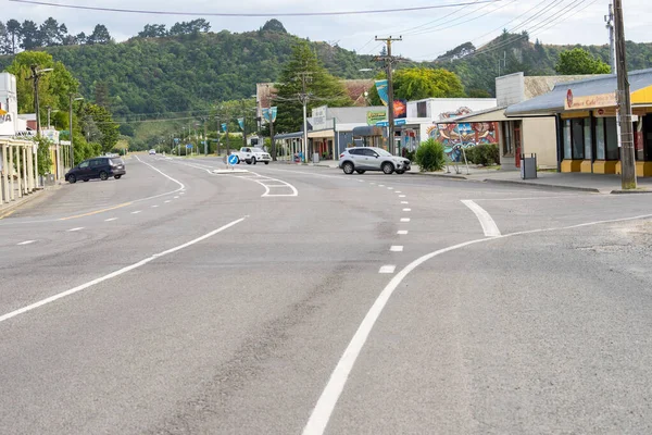 Tolaga Bay Nova Zelândia Fevereiro 2022 Estrada Estadual Passando Estacionando — Fotografia de Stock