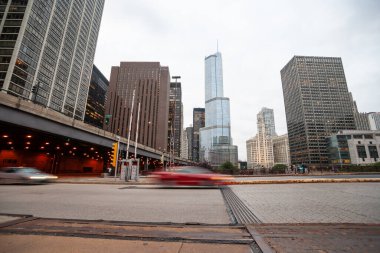 Chicago USA - 27 Ağustos 2015; Doğu Upper Whacker ve Columbus Drive caddelerinin kesiştiği yol ve yüksek binalar, Chicago, Illinois, ABD