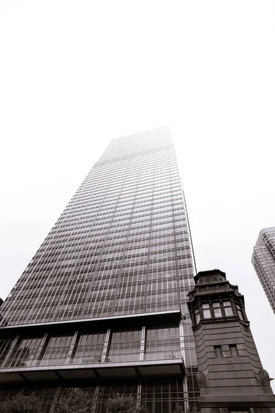 Rascacielos Estilo Vintage Que Eleva Hacia Cielo Desvanece Niebla Arquitectura — Foto de Stock