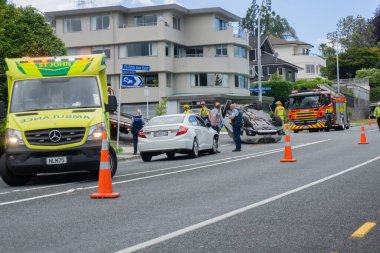Tauranga Yeni Zelanda - 16 Aralık 2015; Polis, ambulans ve itfaiye şehir caddesinde trafik kazası geçirdi.