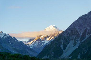 Güney Alplerindeki ulusal park dağlarının yamaçlarında aşçı dağı.