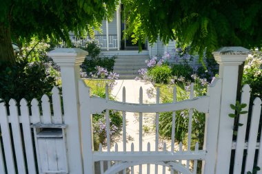 Kapalı kapılar yolu açıyor ve çiçekler konuta gidiyor.