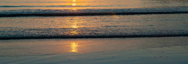 Золотой Восход Солнца Создает Солнечную Тропу Шхуны Пляжа Волны Силуэте — стоковое фото