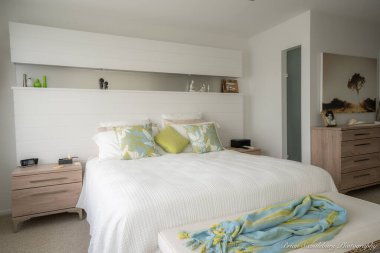 İç dekorasyon, yatak odası modern, sessiz renkler.