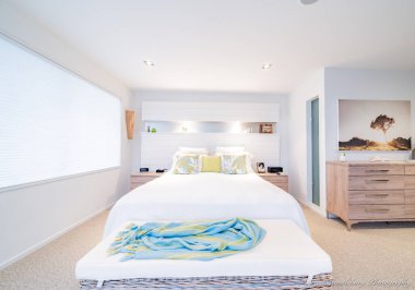 İç dekorasyon, yatak odası modern, sessiz renkler.