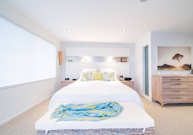 İç dekorasyon, yatak odası modern, sessiz renkler.