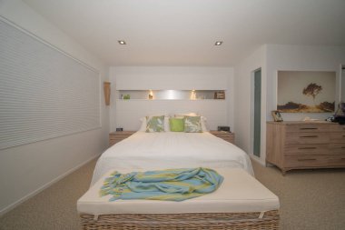 İç dekorasyon, yatak odası modern, sessiz renkler.