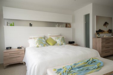 İç dekorasyon, yatak odası modern, sessiz renkler.