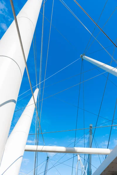 Białe Okrągłe Stalowe Słupy Konstrukcyjne Kable Mostu Kurilpa Przeciwko Błękitnemu — Zdjęcie stockowe