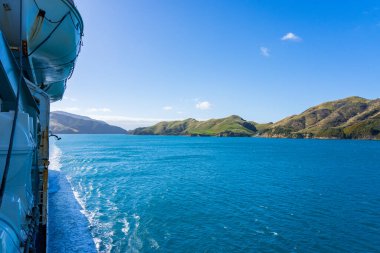 Güneşli bir günde Marlborough 'a girerken manzaralı tepeleri ve koyları geçiyoruz..