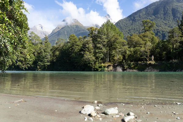 Ponto Calmo Rio Hollyford Que Flui Entre Montanhas Sobre Fundo — Fotografia de Stock