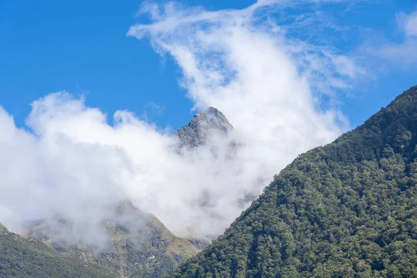 Vale Rio Hollyford Entre Montanhas Picos Com Nuvens Baixas Contra — Fotografia de Stock