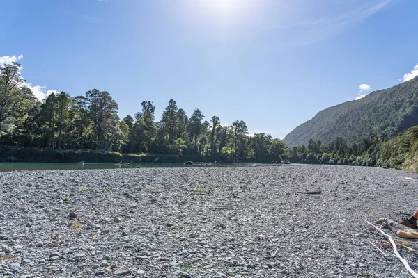 Hollyford River Coulant Entre Les Montagnes Sur Large Lit Plat — Photo