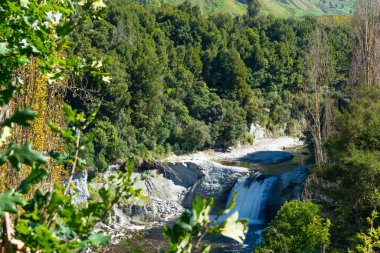 Raukawa Şelaleleri Kuzey Adası Yeni Zelanda 'daki 4. Otoyol' dan..