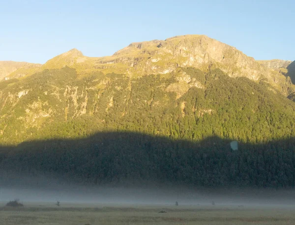 Montanhas Alpes Sul Fiordland Subir Sobre Terra Névoa Manhã Baixa — Fotografia de Stock