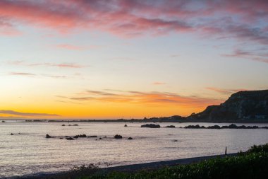 Kaikoura Güney Adası Yeni Zelanda körfezi boyunca renkli gün doğumu.