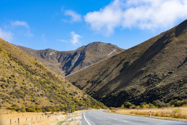 Road Folds Tussock Broom Clad Mountain Ridges Lindis Pass South — Stock Photo, Image