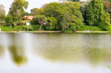 Whanganui Yeni Zelanda - 10 Nisan 2022; Virginia Gölü boyunca göl çevresindeki insanlara bakın