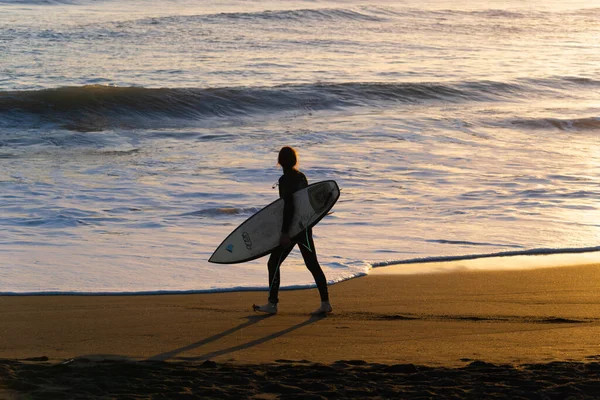 Whanganui New Zealand April 2022 Surfer Silhouette Walks Water Edge — Stock Photo, Image