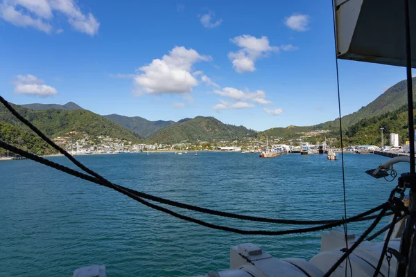 ピクトンニュージーランド 2022年4月11日フェリーがウェリントンから到着するとピクトンの小さな港町 — ストック写真