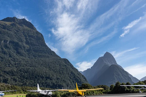 Milford Nova Zelândia Abril 2022 Pequenos Aviões Passageiros Solo Abaixo — Fotografia de Stock