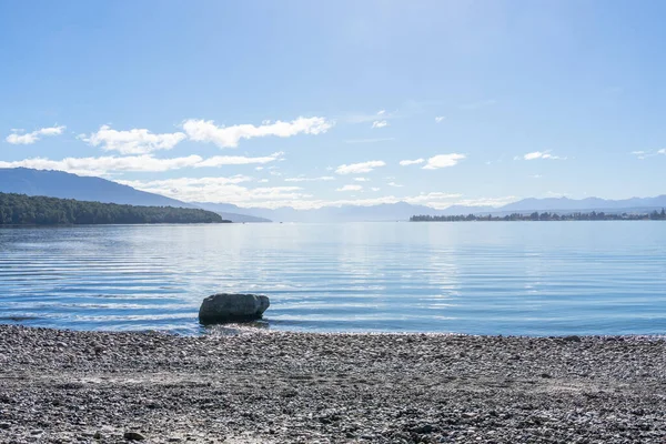 Kepler Yolu 'ndaki Stony Bay' den Te Anau Gölü 'nün dalgalanmaları ve parıltıları.