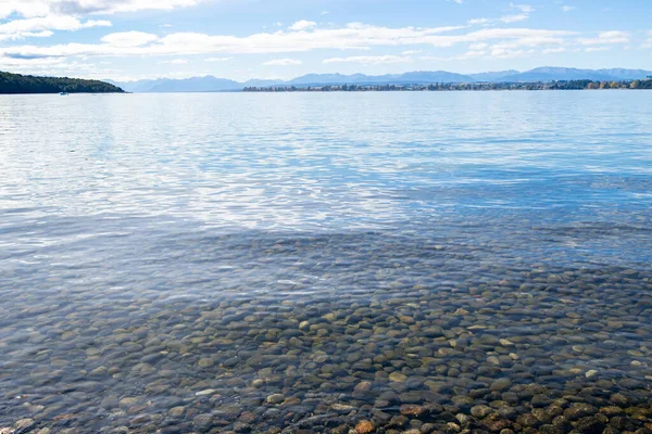 Широкий Вид Мелкого Каменистого Дна Спокойное Озеро Анау Южный Остров — стоковое фото