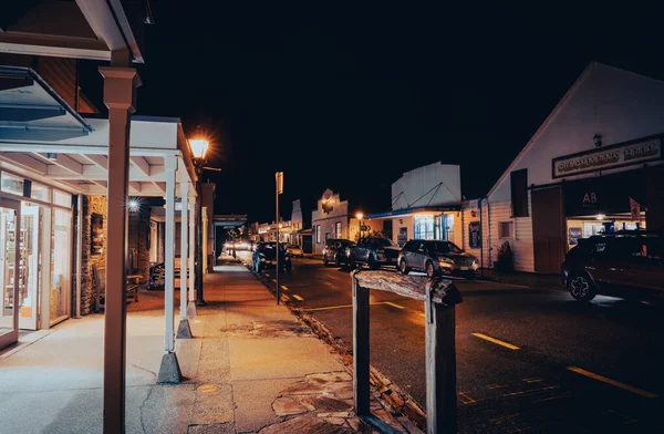 アロータウンニュージーランド 2022年4月21日伝統的な村の街路灯のメインストリートでの夜 道路の両側に並ぶ店の正面 — ストック写真