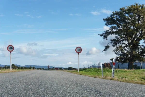 Westküste Neuseelands April 2022 Lange Gerade Landstraße Mit 100 Geschwindigkeitsschildern — Stockfoto
