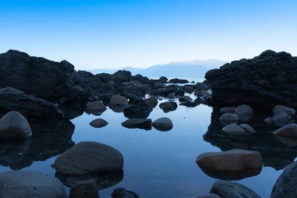 Big Shaped Rocks Line Pool Calm Water Leading Distant Mountain — Stock Photo, Image