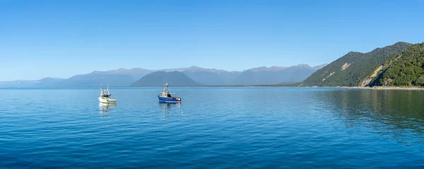 ジャクソン湾を囲むパノラマの西海岸の山々 西ニュージーランド — ストック写真