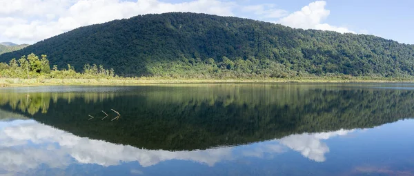 Panorama Deslumbrante Reflexão Montanhas Arbusto Folheadas Superfície Calma Lago Moeraki — Fotografia de Stock