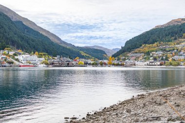 Alp köyü Queenstown Yeni Zelanda 'daki göl kıyısındaki şehir binaları ve tesisleri.