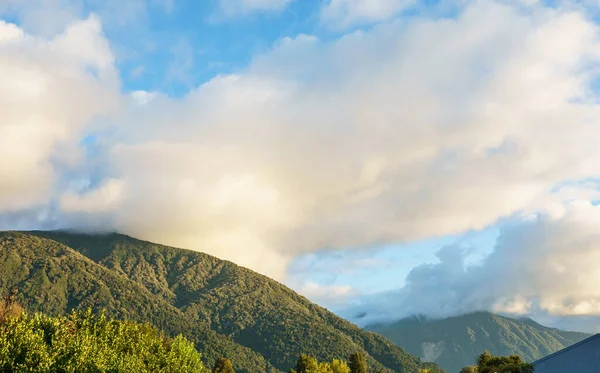 Lågt Moln Sänker Sig Runt Södra Alperna Nära Fox Glacier — Stockfoto