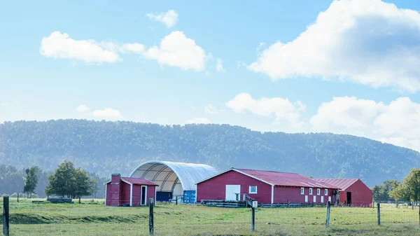 Roter Scherschad Und Kleines Gebäude Auf Westland Farm Mit Hügellandschaft — Stockfoto