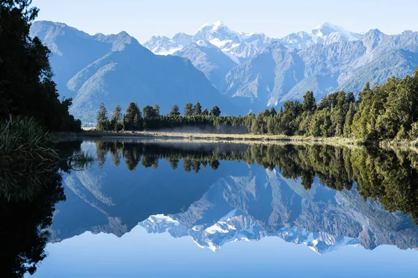 Perfekt Reflektion Sjön Matheson Omgiven Vacker Naturlig Skog Blå Himmel — Stockfoto
