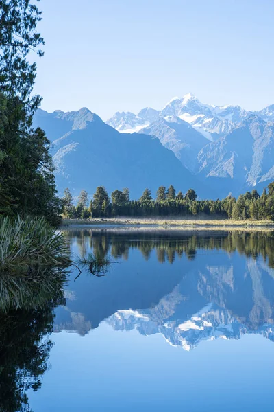 美丽的自然森林环绕在美丽的蓝天下 映衬着美丽的马西森湖 远眺新西兰南部阿尔卑斯山和库克山 — 图库照片